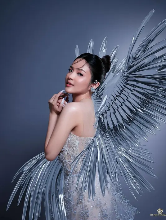 Dress rancangan @crystalclarissa_official.t tampak mewah dengan detail beads dan mutiara yang menghiasi seluruh dress.  [@fdphotography90]