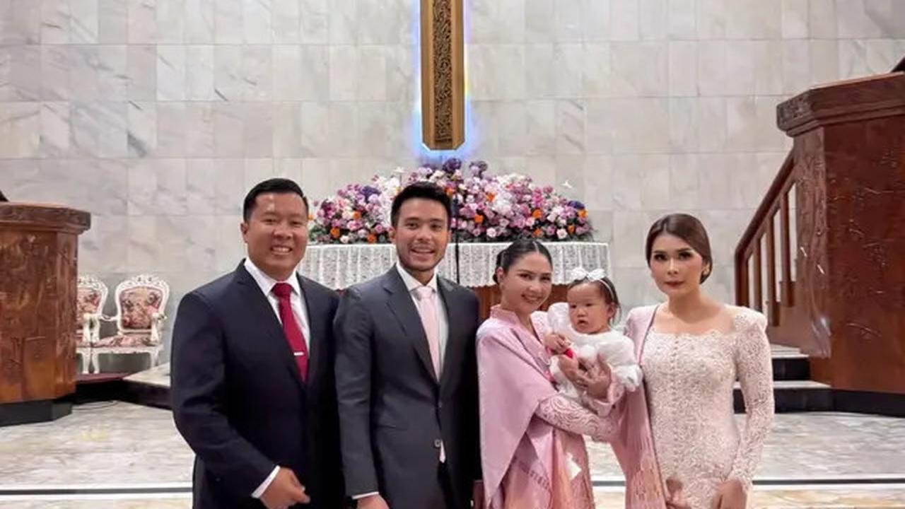 Pesona Jessica Mila Tampil Serba Pink Padukan Kebaya Pink dengan Songket Batak saat Pembaptisan Putrinya