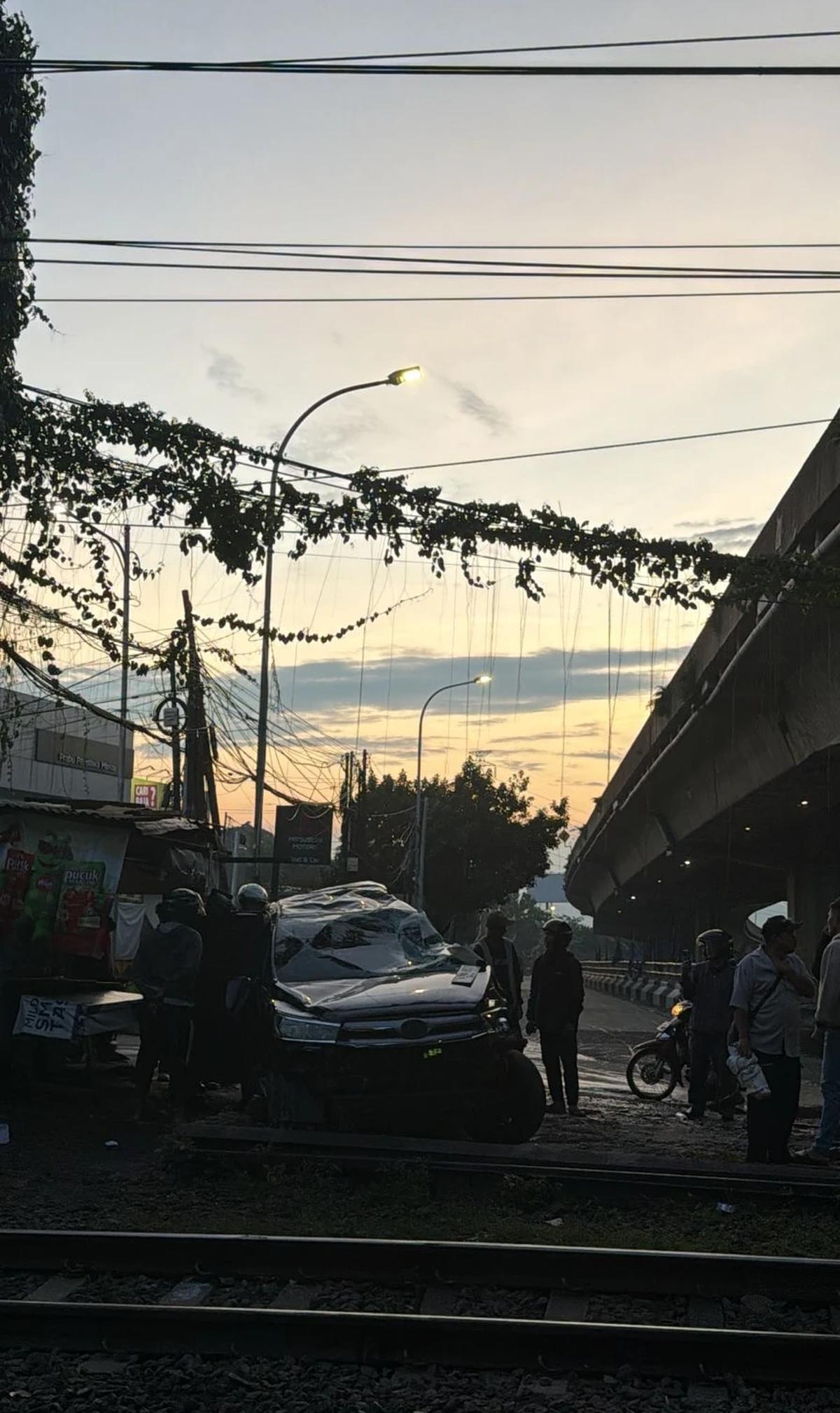 Mobil Tersangkut Berujung Ditabrak Kereta