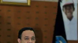 Mendikbud  Anies Baswedan memberikan paparannya kepada media terkait Kinerja Satu tahun kempemimpinannya, Jakarta, Senin (19/10/2015). Mendikbud rencananya akan mengevaluasi kurikulum 2013. (Liputan6.com/JohanTallo)
