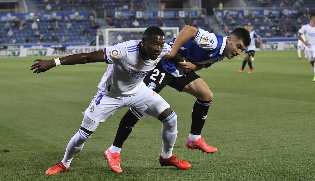 David Alaba. Rekrutan gratis dari Bayern Munchen ini langsung dimainkan saat laga perdana melawan Alaves yang berbuah kemenangan 4-1. Ia tampil penuh dan menyumbang 1 assist untuk gol terakhir Los Blancos yang dicetak Vinicus Junior. (Foto: AP/Alvaro Barrientos)