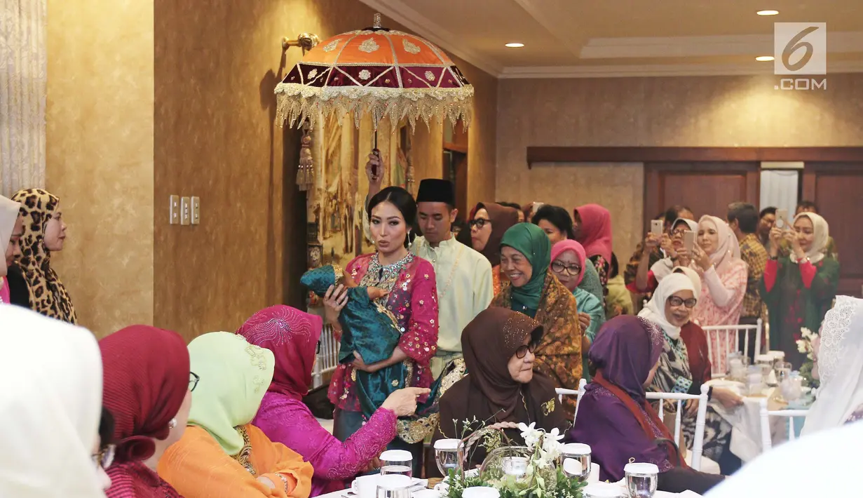 Suasana acara Mohuntingo yang digelar oleh pasangan Ayu Dewi dan Regi Datau di kawasan Tebet, Jakarta, Minggu (27/08). Dalam kesempatan itu, Ayu Dewi dan sang suami sama-sama menggunakan baju adat Gorontalo. (Liputan6.com/Herman Zakharia)