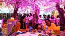 Anak-anak sedang belajar menggambar di bawah pohon sakura Mal Taman Anggrek, Jakarta (02/04). Area bermain dan belajar yang mirip di Jepang ini juga menghadirkan beragam flora dan fauna. (Liputan6.com/Fery Pradolo)