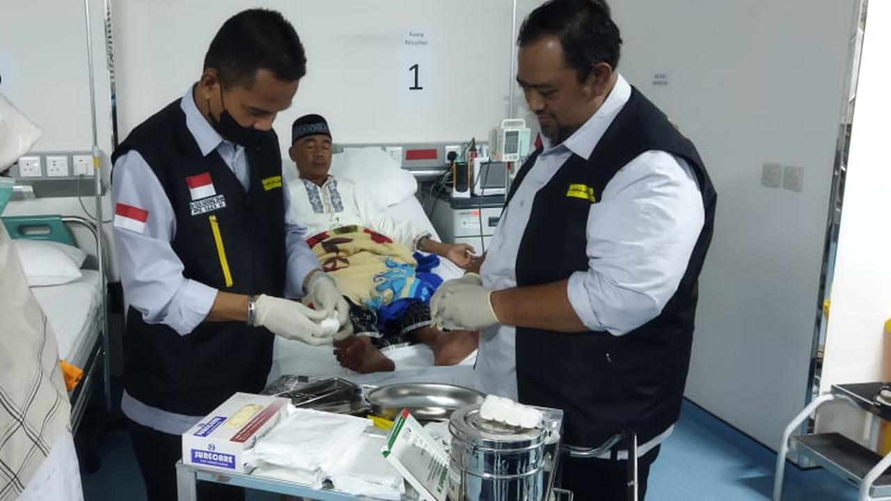 Petugas Kesehatan membantu jemaah haji yang alami luka bakar