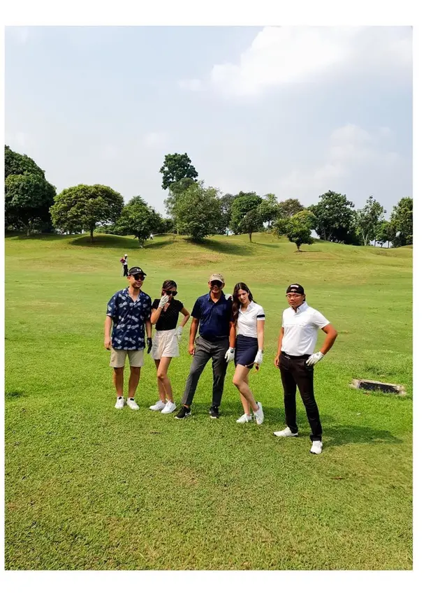 6 Gaya Nia Ramadhani Saat Main Golf Bareng Sahabat, Tetap Stylish