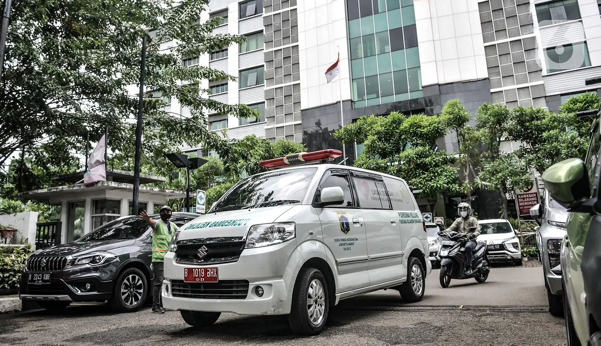 Mobil ambulans puskesmas membawa vaksin COVID-19 produksi Sinovac saat pendistribusian di Gedung Dinas Kesehatan DKI Jakarta, Rabu (13/1/2021). Dinas Kesehatan DKI Jakarta mulai mendistribusikan vaksin COVID-19 ke seluruh puskesmas di Ibu Kota. (merdeka.com/Iqbal S. Nugroho)