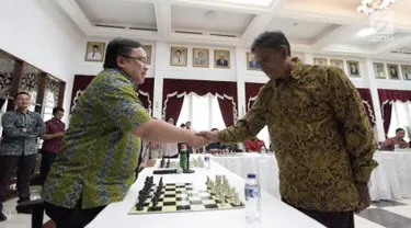 Menteri PPN/Kepala Bappenas Bambang Brodjonegoro (kiri) bersalaman dengan Grand Master Catur Indonesia Cerdas Barus (kanan) dalam acara Porseni 2018 di kantor Kementerian PPN/Bappenas, Jakarta, Jumat (14/9). (Liputan6.com/HO/Bappenas)