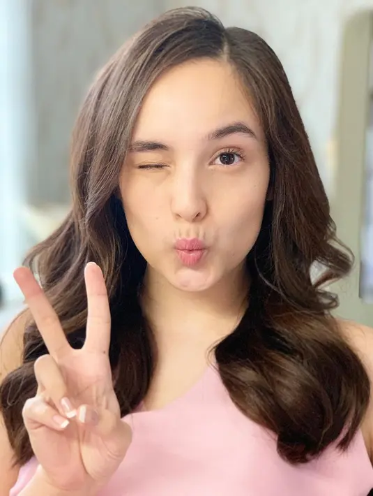 Chelsea Islan dalam foto ini tampil bak remaja. Dengan kulit yang sehat dan riasan natural, ia berpose menampilkan raut wajah yang menggemaskan. Foto: Instagram.
