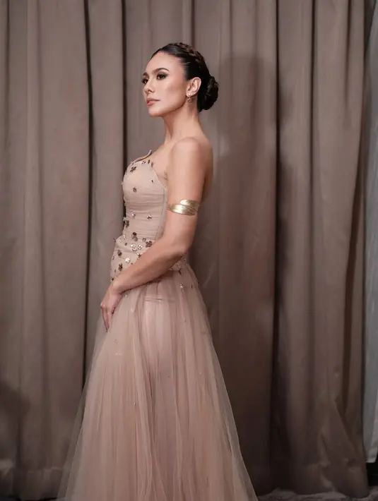 Gaun ini menampilkan strapless dress dengan double layer skirt tulle dan embellishment gold. Dipadu dengan gelang lengan yang jadi sentuhan romawi yang khas [@wulanguritno]