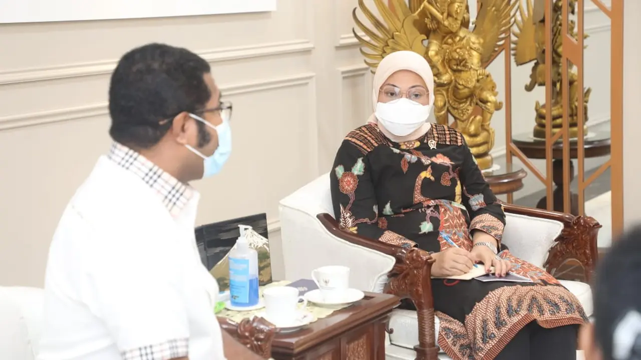 Menaker Ida saat menerima kunjungan Bupati Biak Numfor, Herry Ario Naap, di Kantor Kemnaker, Jakarta.