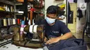 Penjahit menjahit bahan di Nyoel Jeans co, Jakarta, Jumat (22/10/2021). Harga kapas acuan dunia berhasil melesat hingga level tertingginya dalam satu dekade terakhir karena beberapa faktor yang mempengaruhinya. (Liputan6.com/Faizal Fanani)