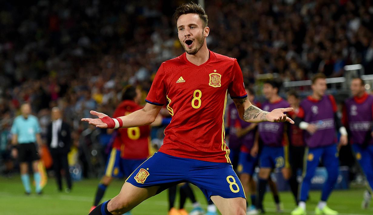 Gelandang Spanyol, Saul Niguez, merayakan hat-trick yang dicetaknya ke gawang Italia pada laga semifinal Piala Eropa U-21 di Stadion Miejski, Polandia, Selasa (27/6/2017). Spanyol menang 3-1 atas Italia. (AFP/Janek Skarzynski)