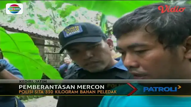 Ratusan kilogram bahan-bahan untuk membuat mercon disita aparat kepolisian dari seorang pria di Kediri, Jawa Timur. 