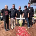Abdel Achrian Ziarah ke Makam Temon, Kenang Persahabatan Puluhan Tahun