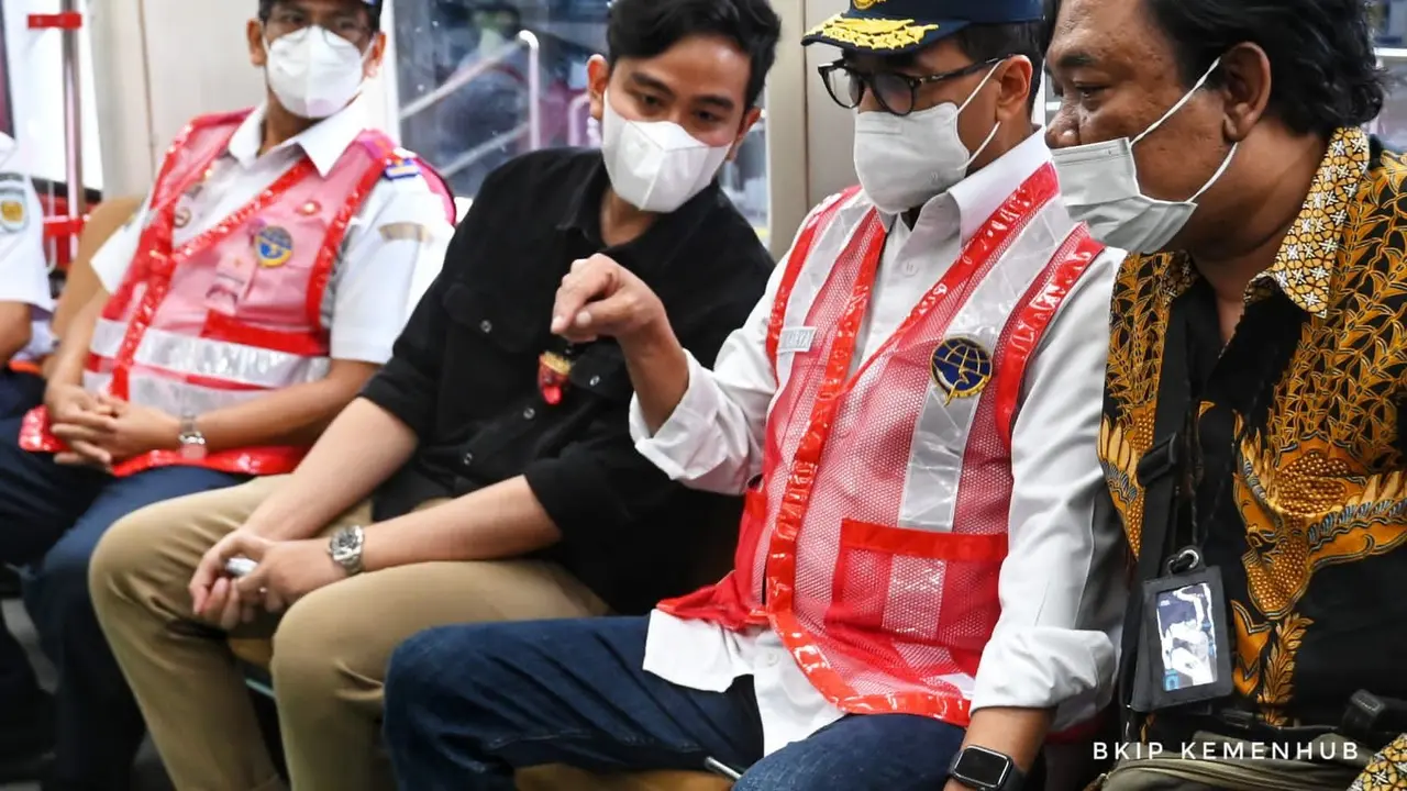 Menteri Perhubungan Budi Karya Sumadi meninjau langsung progres elektrifikasi jalur sepanjang 6,2 km tersebut. Ini menjadi bagian dari pengembangan KRL Yogyakarta-Solo. (Dok Kemenhub)