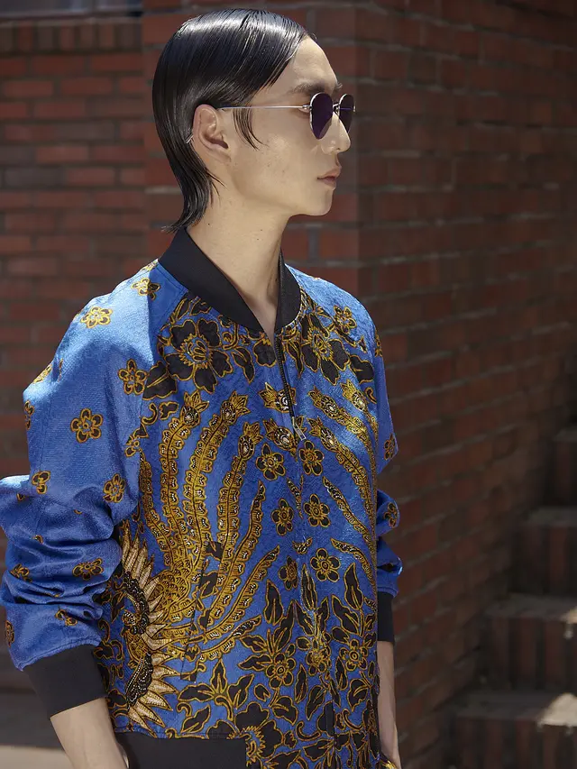 Kolaborasi Iwan Tirta x Kim Seo Ryong, Ketika Kain Batik Berpadu dengan Modernitas