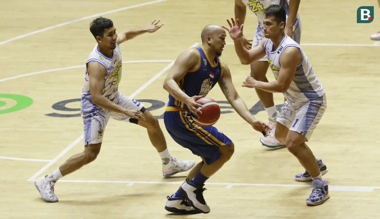 Pebasket Satria Muda Pertamina, Arki Dikania Wisnu, saat melawan Prawira Bandung pada laga IBL 2022 di Hall Basket GBK, Jakarta, Jumat (21/01/2022). Satria Muda menang dengan skor 68-66. (Bola.com/M Iqbal Ichsan)