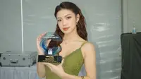 Regina Phoenix Terima Penghargaan Internasional dari Perusahaan Otomotif Tiongkok