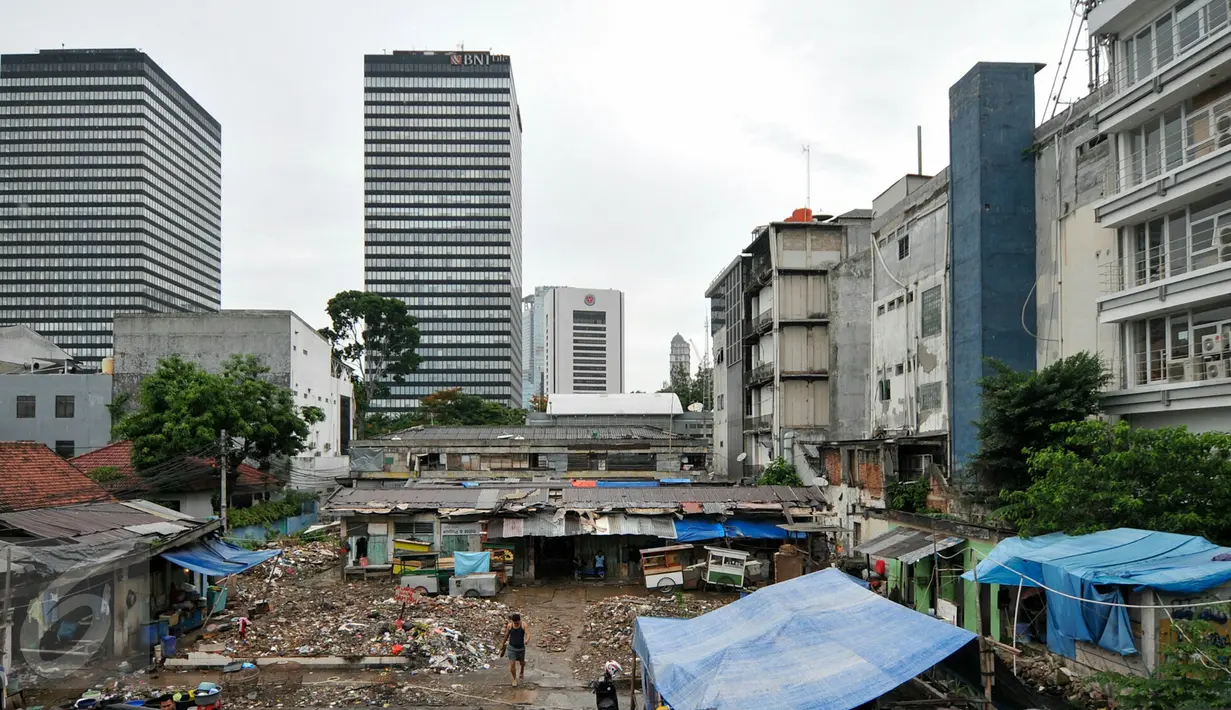 Pandangan dari atas yang menunjukkan kondisi Pasar Blora, Jakarta, Kamis (17/12/2015). Rencananya Pemprov DKI akan membongkar pasar tradisional yang telah berdiri sejak 1971 itu untuk dijadikan Terminal Terpadu Dukuh Atas. (Liputan6.com/Yoppy Renato)