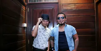 Penampilan luar biasa disuguhkan oleh Endank Soekamti di panggung Jakarta Fair, Jumat (15/7/2016) silam. Meski grup band ini baru saja ditinggal sang drummer. Drummer pengganti tampil dengan mengenakan helm. (Adrian Putra/Bintang.com)