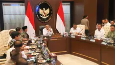 Menteri Koordinator Bidang Politik dan Keamanan (Menko Polkam) Djamari Chaniago didampingi Menteri Kehutanan Raja Juli Antoni dan Menteri Lingkungan Hidup M Jumhur Hidayat saat rapat koordinasi (rakor) penanganan kebakaran hutan dan lahan (karhutla) di Jakarta, Senin, 10 Agustus 2026. (KLY/Arie Basuki)