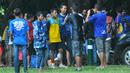 Penyerang Arema Cronus, Samsul Arif dikerubuti Aremania usai menjalani latihan di kawasan wisata Kebun Raya Purwodadi. (Bola.com/Kevin Setiawan)