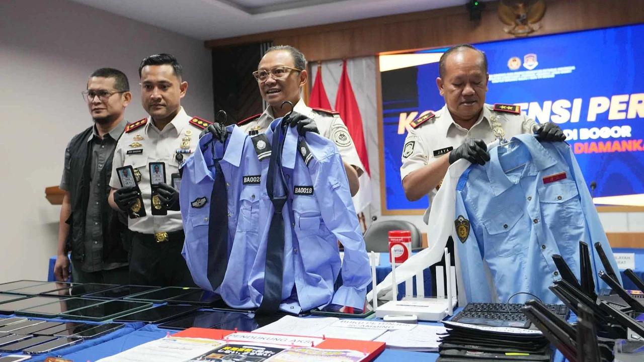FOTO: Imigrasi Bogor Bongkar Sindikat Penipuan Online Warga Jepang di Sentul