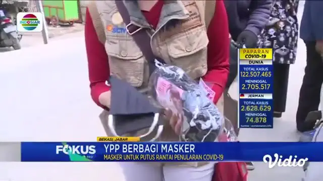 Tim YPP SCTV-Indosiar mendatangi kawan Bekasi Jawa Barat untuk berikan edukasi tentang covid-19. Sejumlah masker juga dibagikan pada warga sebagai bagian dari protokol kesehatan yang harus dipatuhi di masa pandemi Covid-19.