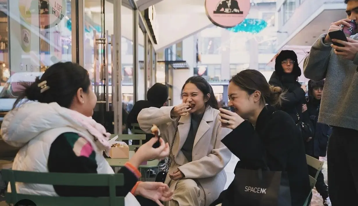 Tidak diketahui apa yang sedang dibicarakan mereka. Namun mereka terlihat kompak dan bahagia. [Instagram/raffinagita1717]