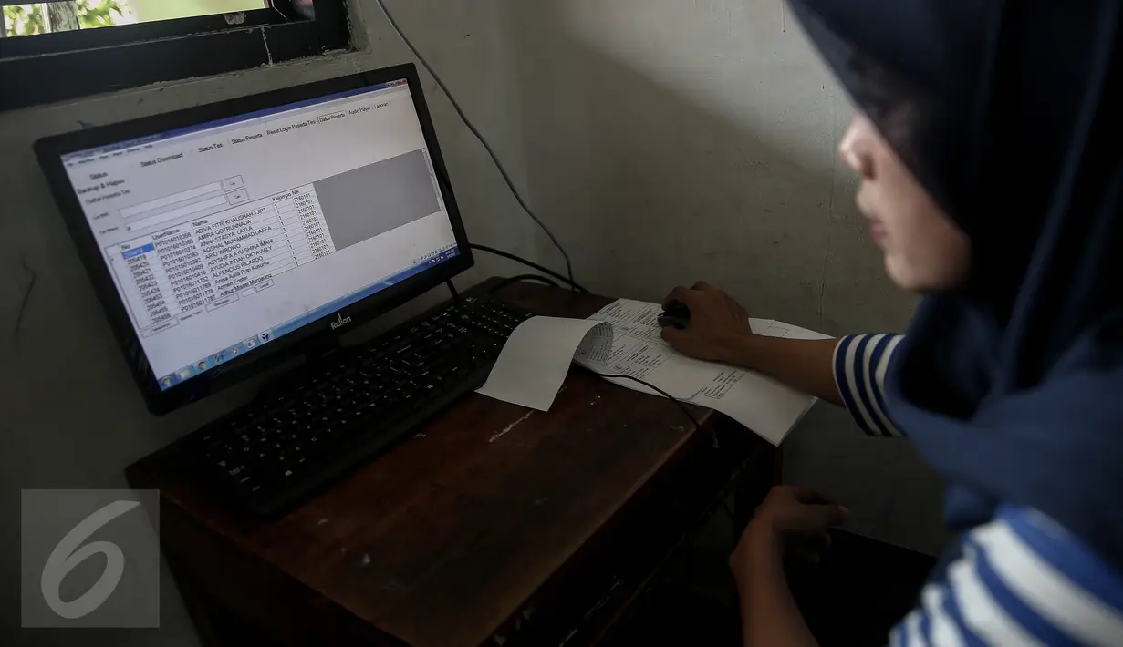 Petugas mensingkronisasi data peserta ujian nasional berbasis komputer (computer based test/CBT) di SMP N 1, Jakarta, Sabtu (7/5/2016).Ujian Berbasis komputer ini serentak dilaksanakan pada tanggal 9-12 Mei 2016. (Liputan6.com/Faizal Fanani)