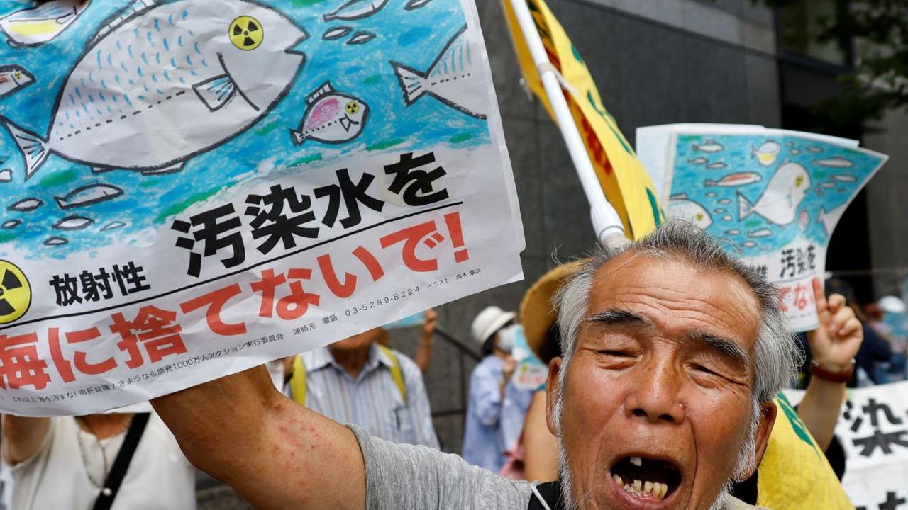 Rencana Jepang membuang limbah radioaktif yang telah diolah dari pembangkit listrik tenaga nuklir Fukushima Daiichi yang lumpuh akibat tsunami menimbulkan reaksi protes warganya hingga negara-negara tetangga.
