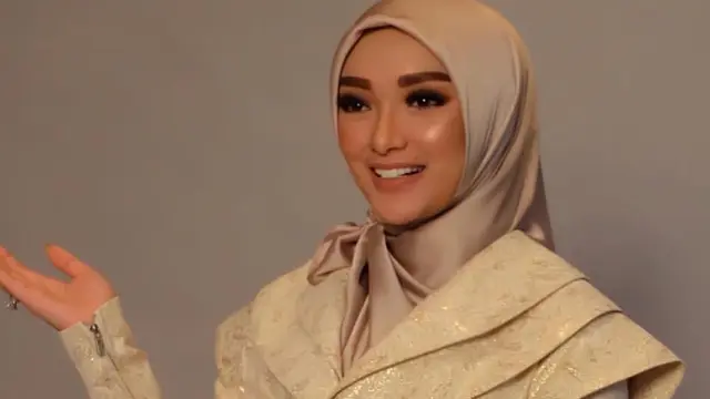 Potret Zaskia Gotik kenakan hijab