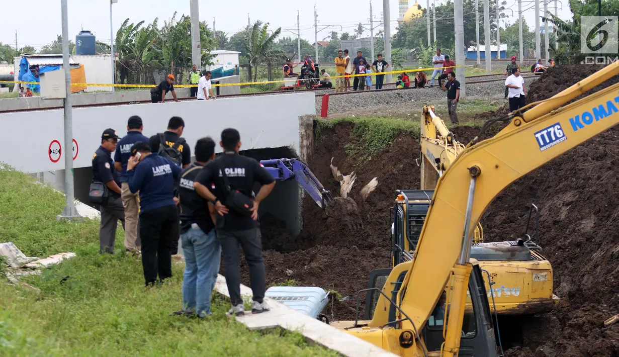 Alat berat melakukan pengerukan saat olah TKP longsornya Underpass Perimeter Selatan, Bandara Soekarno Hatta (Soetta), Tangerang, Banten, Selasa (6/2). (Liputan6.com/Angga Yuniar)