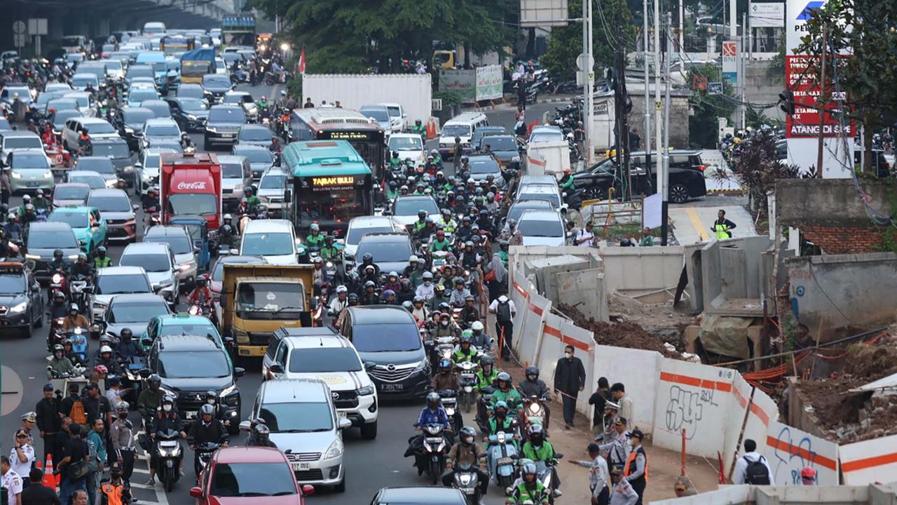 FOTO: Macet Horor di TB Simatupang, Gubernur DKI Ultimatum Proyek Galian Rampung Oktober