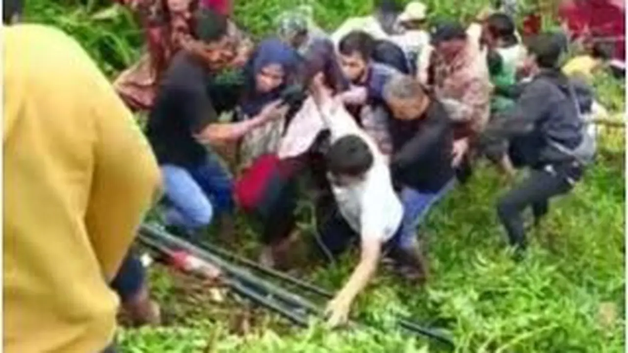 Dua orang luka berat akibat kecelakaan bus di Sungai Awu, dekat jembatan Kawasan Obyek Wisata Guci Tegal.