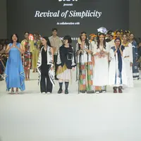 Produsen serat viscose-rayon, APR memperkuat komitmen mereka mendukung mode keberlanjutan dengan menampilkan koleksi kolaborasi bersama beberapa desainer Indonesia. [Foto: Document/JFW]