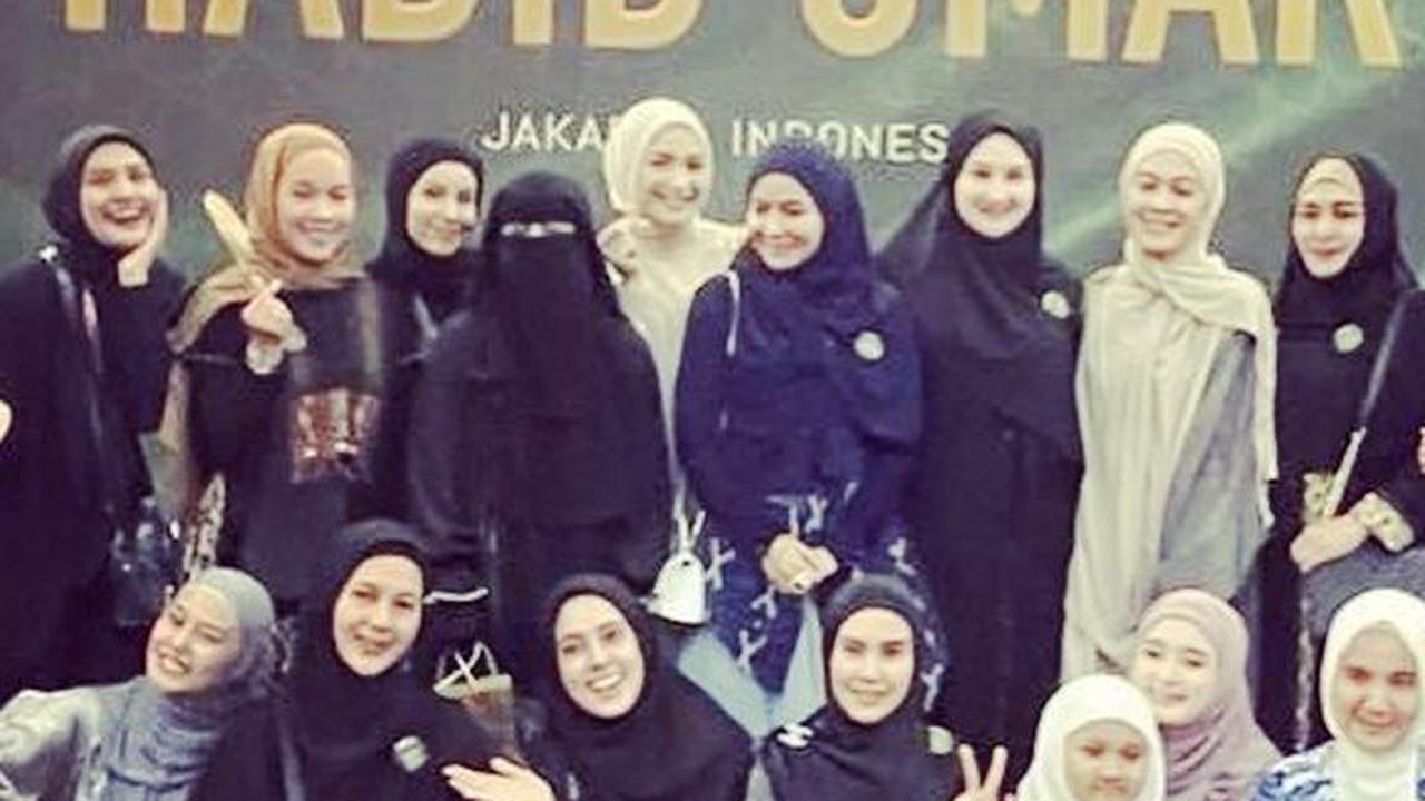Umi Pipik Ajak para Artis Dengarkan Tausiah Habib Umar, Aura Kasih Menangis Tak Berhenti