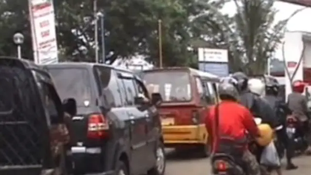 Di Daerah Premium Langka, Warga Panik