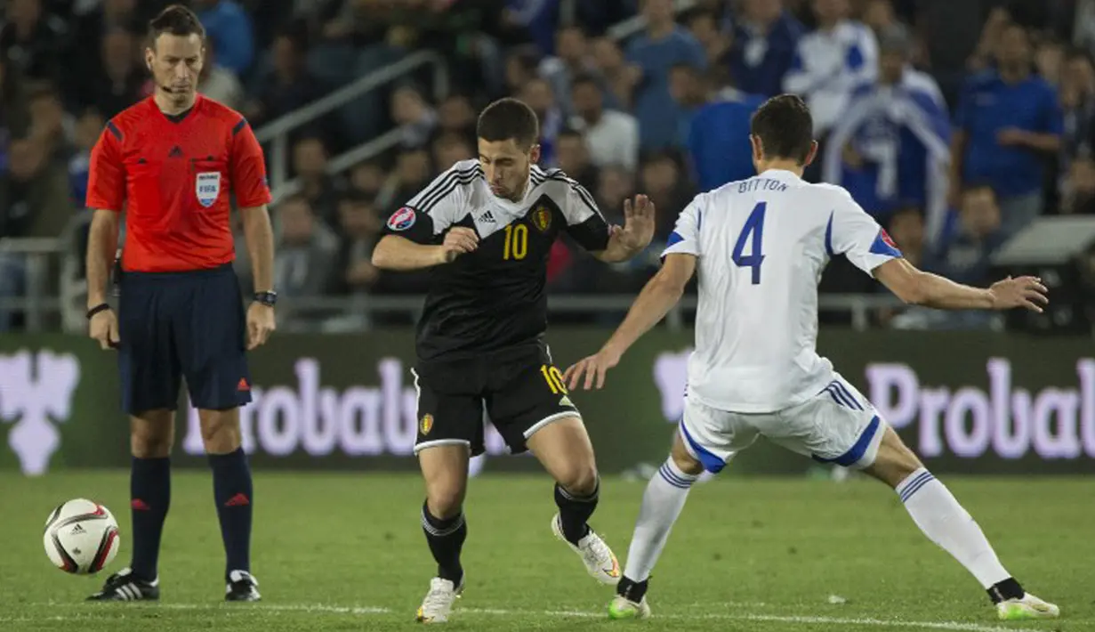 Gelandang Belgia, Eden Hazard (kiri) berusaha melewati pemain Israel Nir Bitton pada kualifikasi Piala Eropa 2016 di Teddi Malcha Stadium, Jerusalem,Rabu (1/4/2015). Belgia menang 1-0 melawan Israel. (AFP PHOTO/Jack Guez)