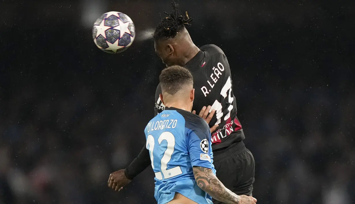 Pemain AC Milan, Rafael Leao, duel udara dengan pemain Napoli, Giovanni Di Lorenzo, pada laga babak perempat final leg kedua di Stadio Diego Armando Maradona, Rabu (19/4/2023). (AP Photo/Andrew Medichini)