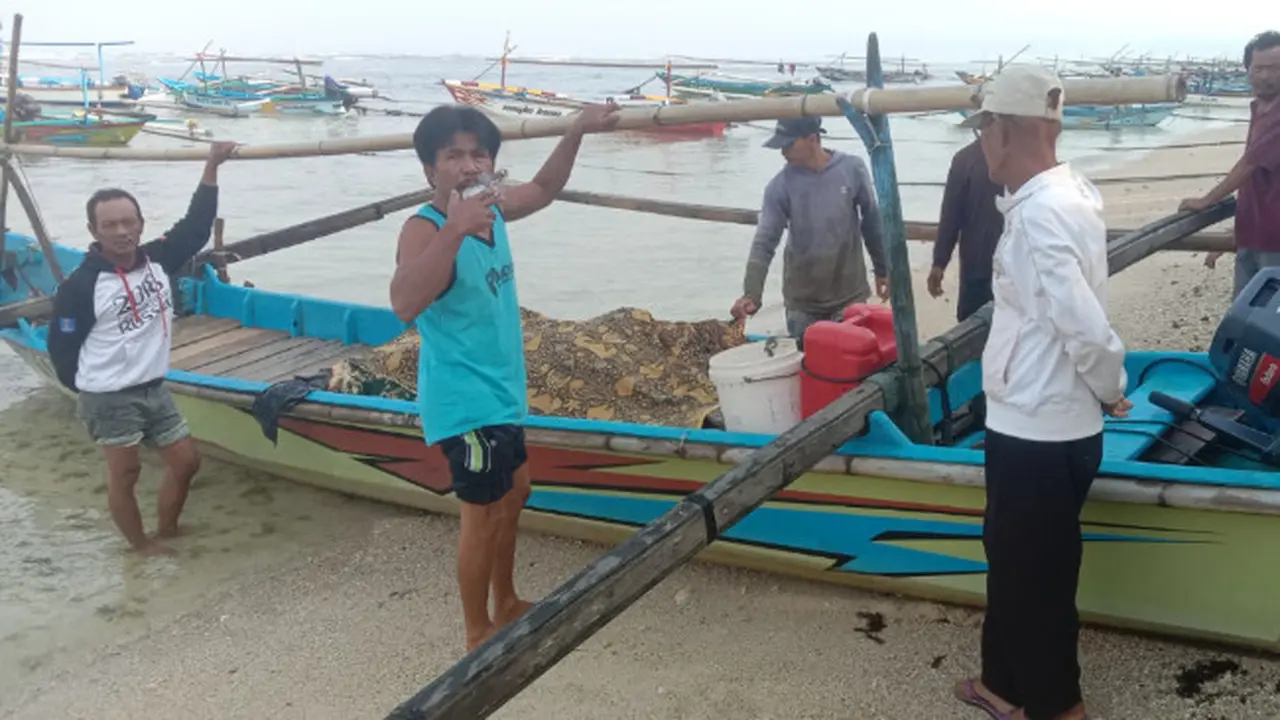 Tim SAR dibantu warga mengevakuasi jasad nelayan. Foto (Humas Tim SAR)