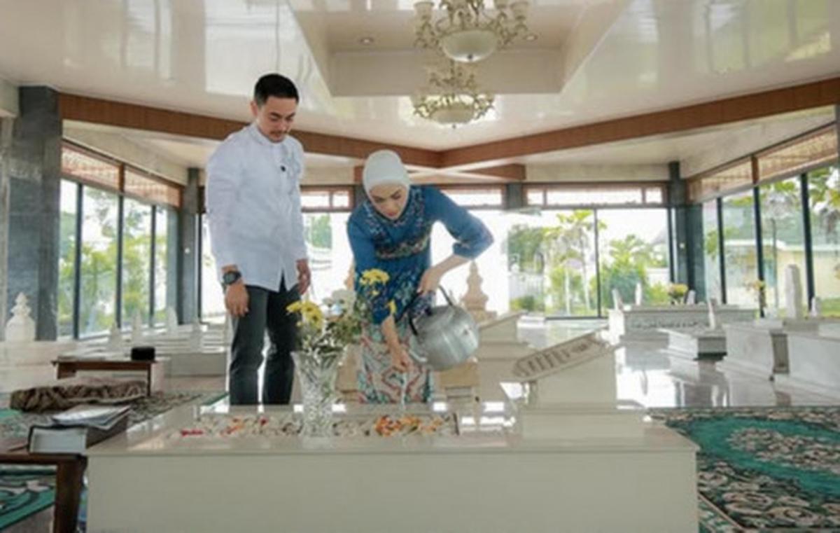 Potret Putri Zulkifli Hasan Ziarah ke Makam Ayah Zumi Zola di Jambi, Netizen Salfok Pemakamannya Bagus Sekali
