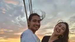 Pada satu kesempatan, Yasmin Napper dan Giorgino Abraham liburan bareng di atas kapal laut. Keduanya terlihat bahagia bisa melepas penat bersama. (Foto: Instagram/@yasminnapper)