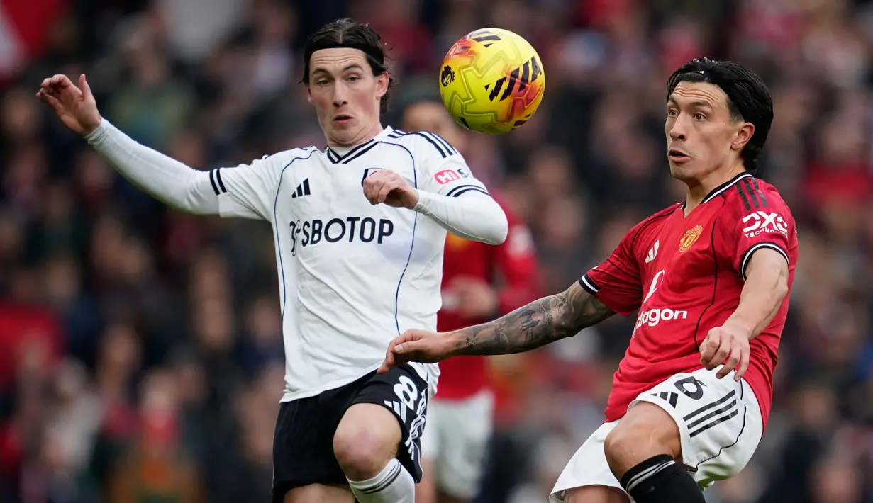 Pemain Manchester United, Lisandro Martinez berebut bola dengan pemain Fulham, Harry Wilson di Old Trafford, Minggu (1/2/2026) malam WIB. (AP Photo/Dave Thompson)