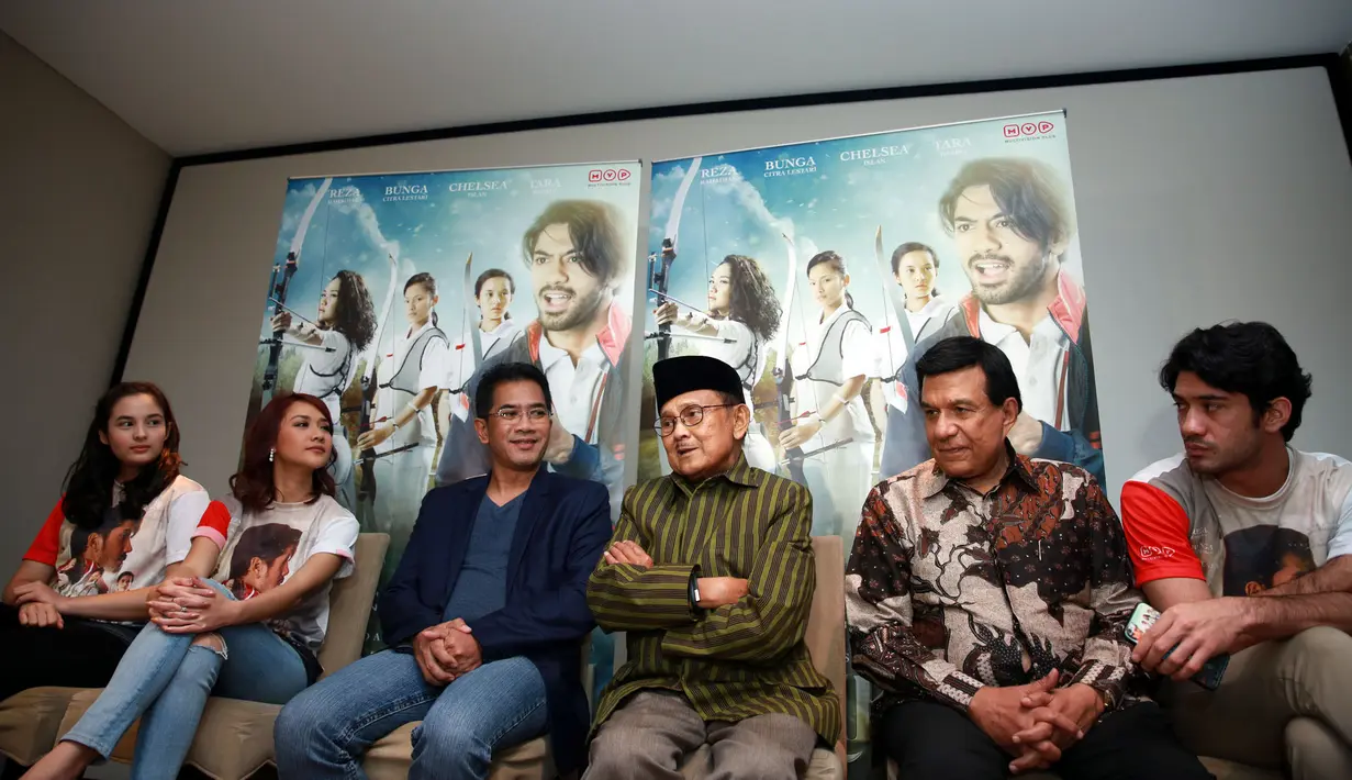Pria kelahiran 1936 itu juga memberikan tanda tangan di poster film 3 Srikandi yang kemudian diserahkan pada Raam Punjabi selaku produser film. (Deki Prayoga/Bintang.com)