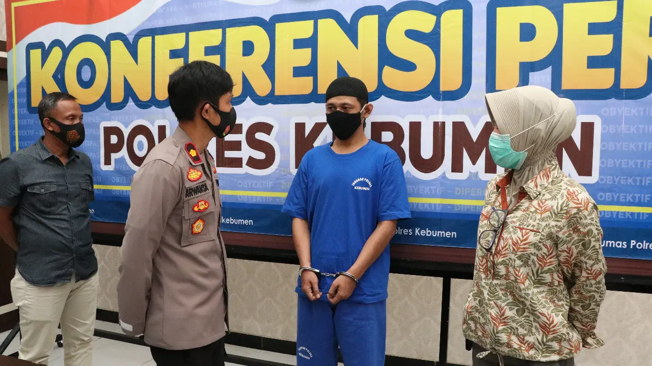 Polisi menangkap seorang pria di Kebumen yang menganiaya istrinya sampai harus dirawat di RS gara-gara mendapati Chat WA istrinya dengan PIL. (Foto: Liputan6.com/Polres Kebumen)