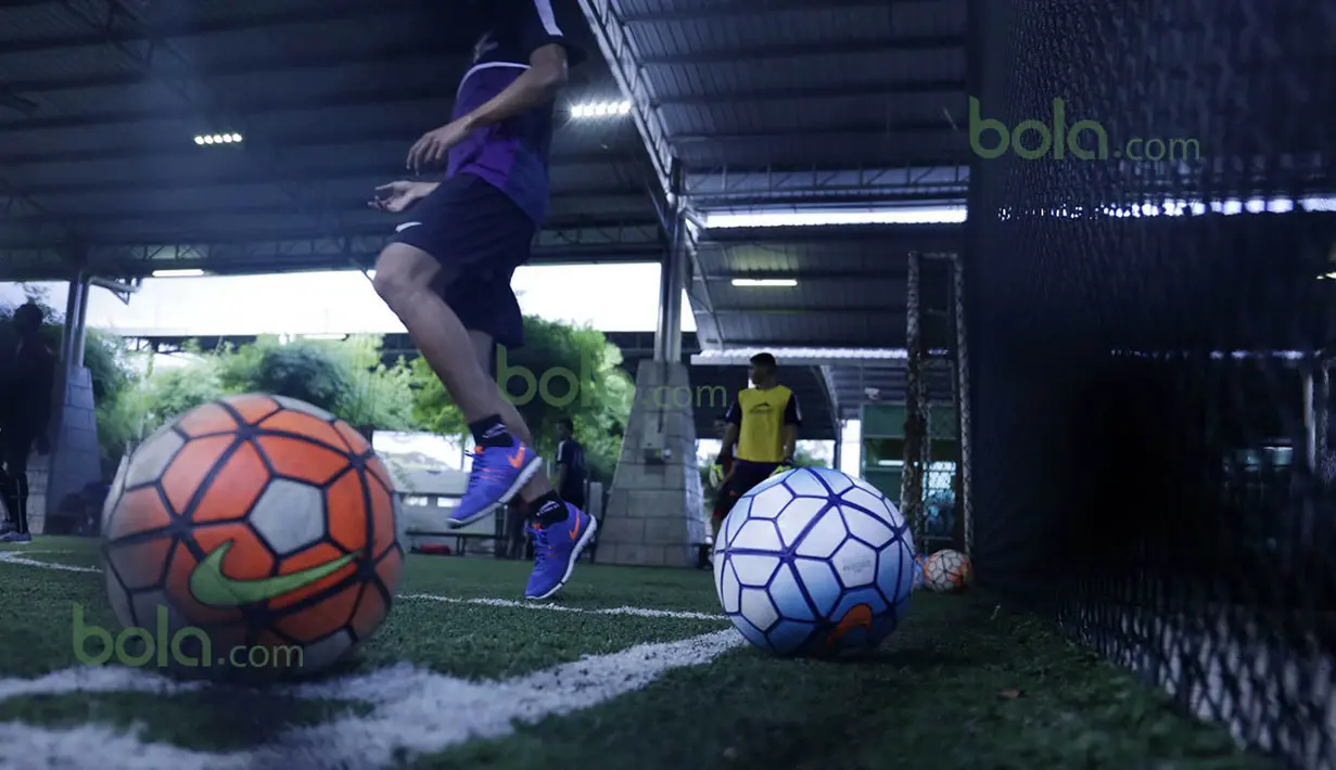 Bola warna-warni yang dipakai T-Team untuk berlatih di Lapangan Futsal Extreme Park Ipoh, Perak, Malaysia, Jumat (29/01/2016). (Bola.com/Nicklas Hanoatubun)