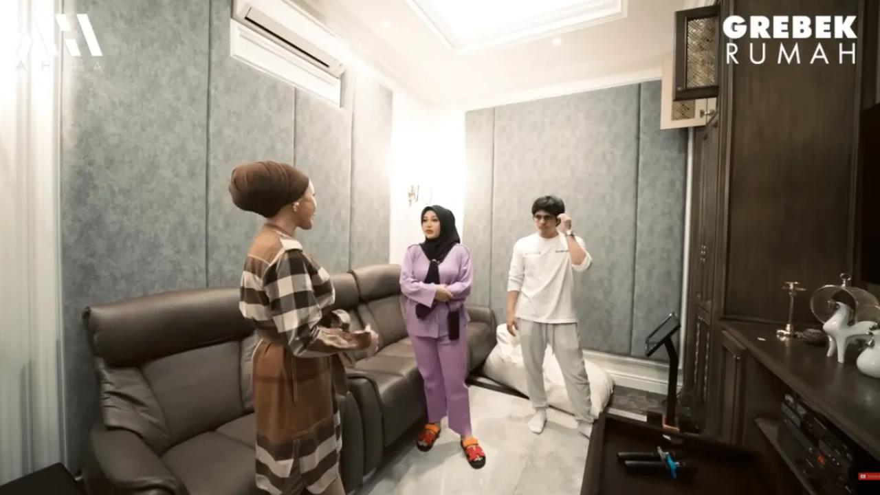 Di rumah Rizky Ananda juga dilengkapi dengan ruang karaoke. Ruang ini biasa digunakan oleh anak dan suami Rizky Ananda.