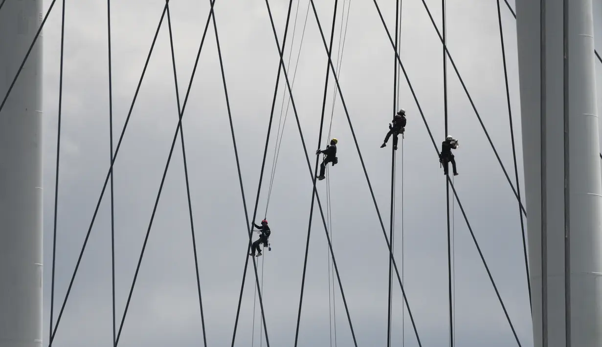 Sejumlah pekerja melakukan tugas pemeliharaan dan pembersihan di Singapore Flyer, Singapura, 1 September 2020. (Xinhua/Then Chih Wey)