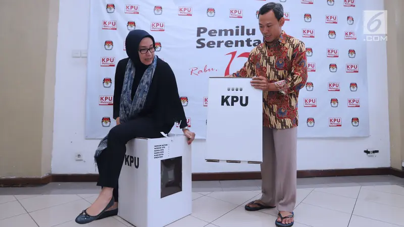 Komisioner KPU Tunjukkan Contoh Kotak Suara Pemilu Serentak 2019